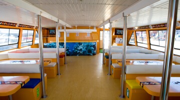 Pasillo central del Barco Restaurante Fly Delfín